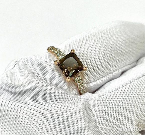 Золотое кольцо с камнем 16р