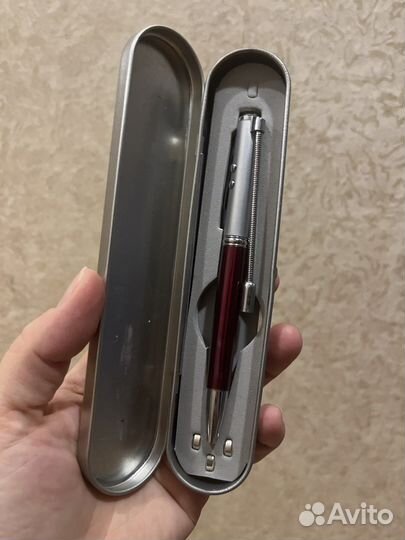 Ручка с фонариком новаяв кейсе