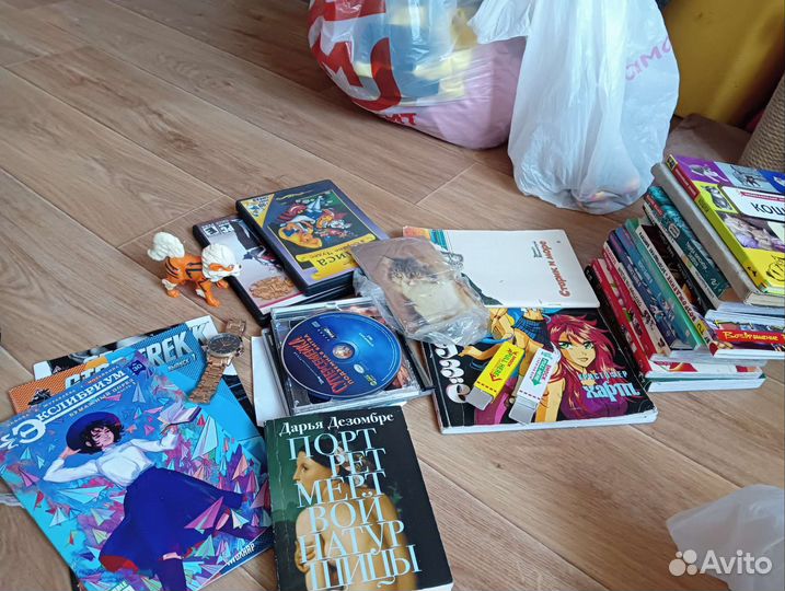 Комиксы, манга, диски и книги