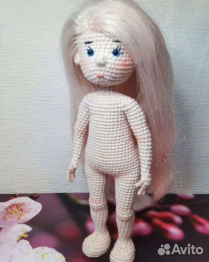 Вязаная кукла ручной работы