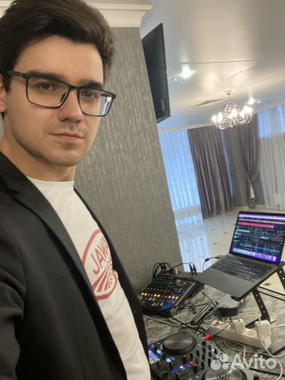 Dj со своей аппаратурой (звук/свет)