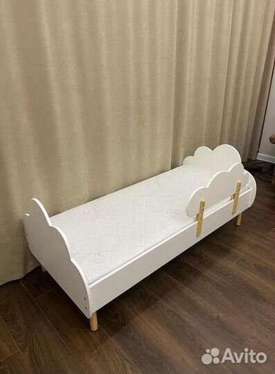 Детская кровать с бортиком