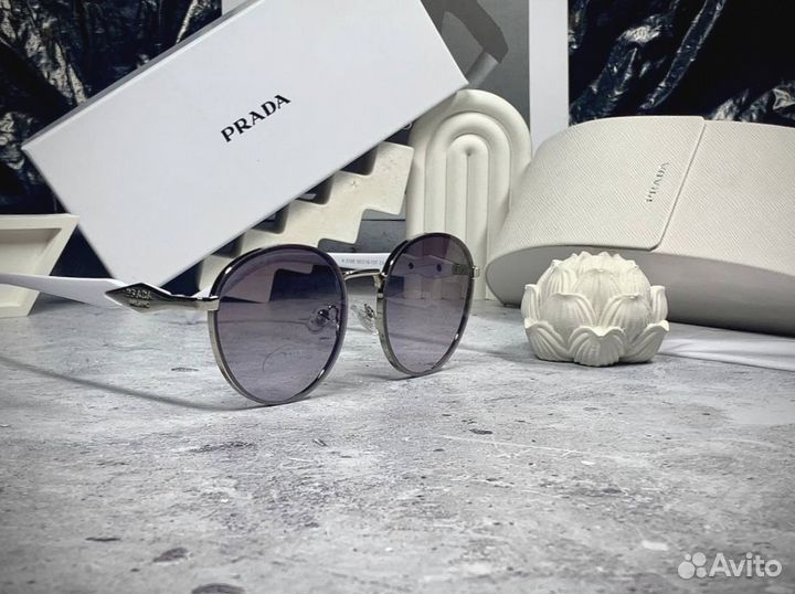 Очки Prada солнцезащитные