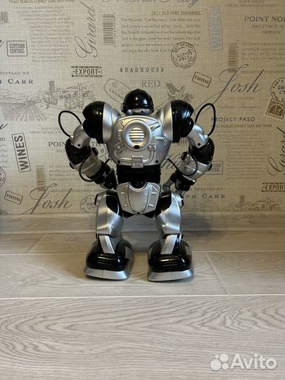 Робот на пульте управления