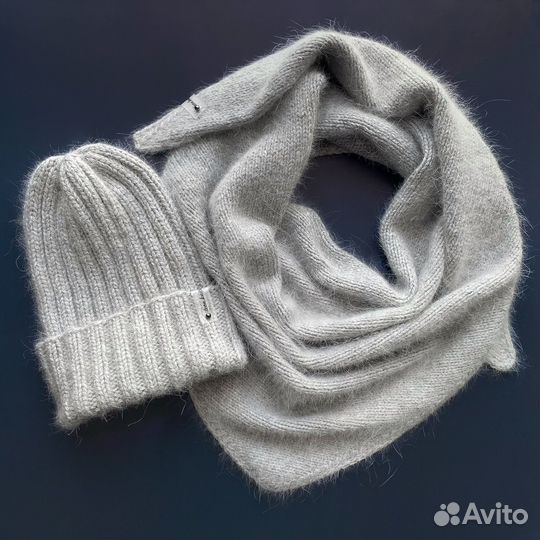 Вязаный комплект зимняя шапка и пушистая косынка