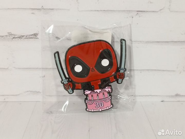 Значок Deadpool + стикер (Funko Pop Exclusive Box)