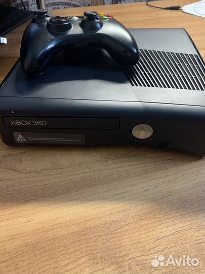 Xbox 360 с геймпадом и играми