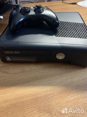Xbox 360 с геймпадом и играми