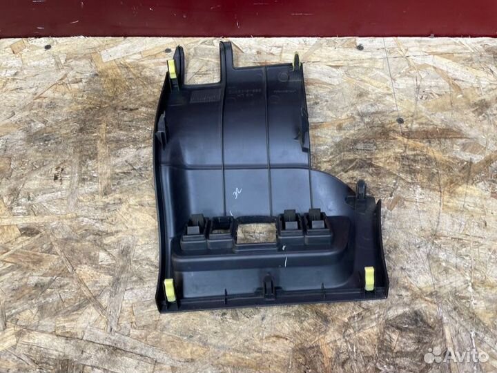 Крышка блока предохранителей Toyota Auris