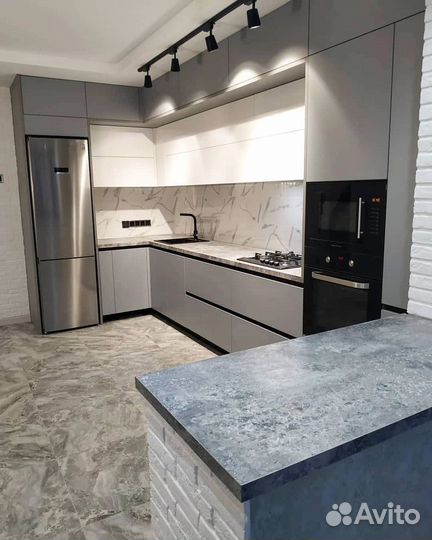 Кухня графит с балконом