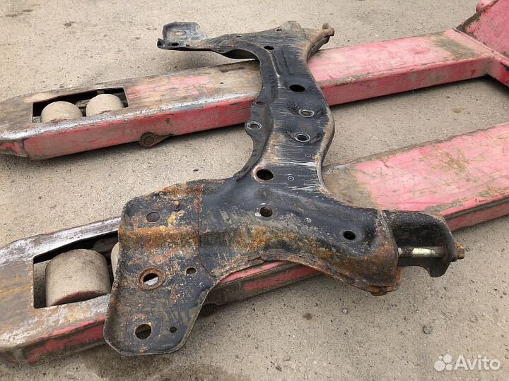 Подрамник передний на Toyota Corolla E111 CE101