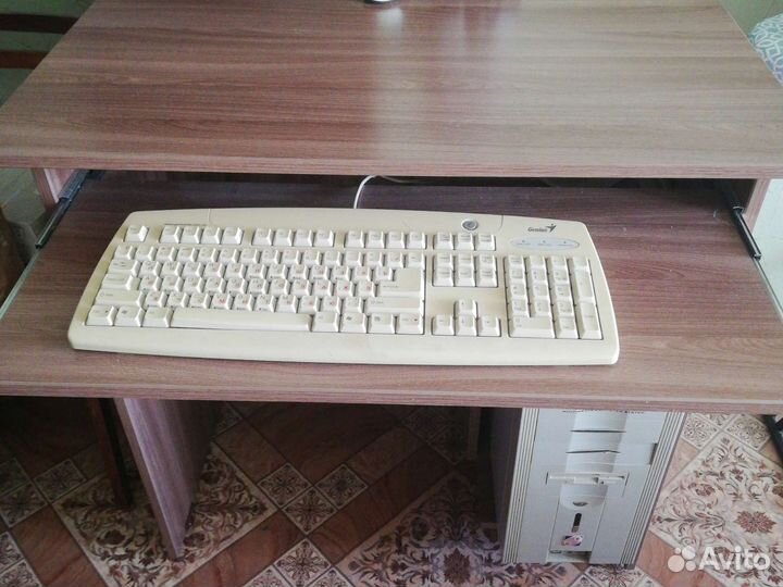 Компьютер со столом в рабочем состояни