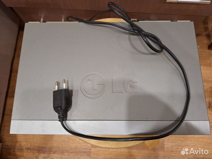 Видеомагнитофон кассетный LG