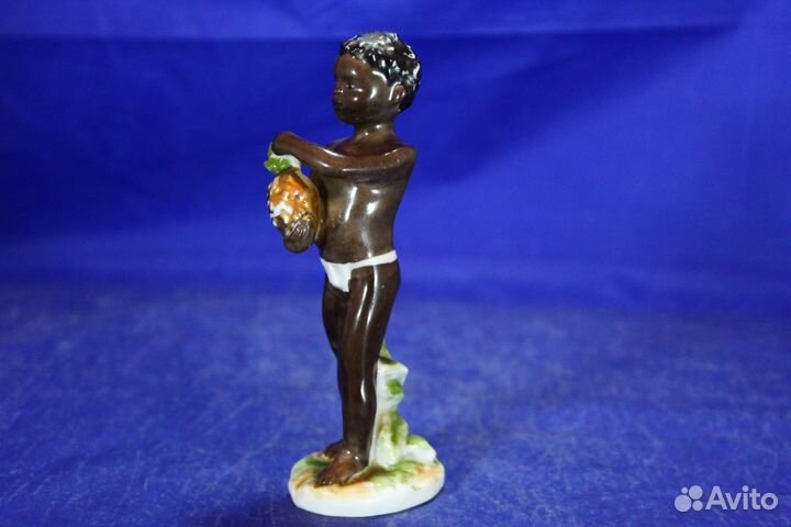 Фарфор статуэтка лфз Негритенок с ананасом мальчик