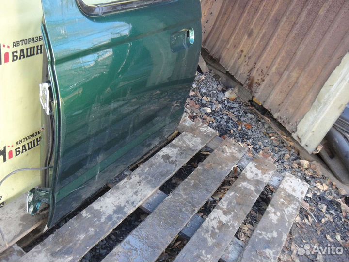 Nissan NP300 Дверь задняя левая 2009