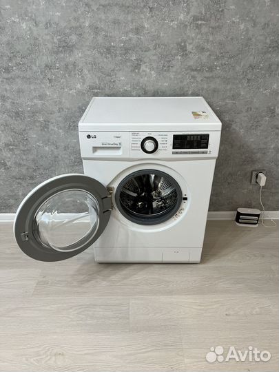 Узкая стиральная машина LG F12M7NDS0