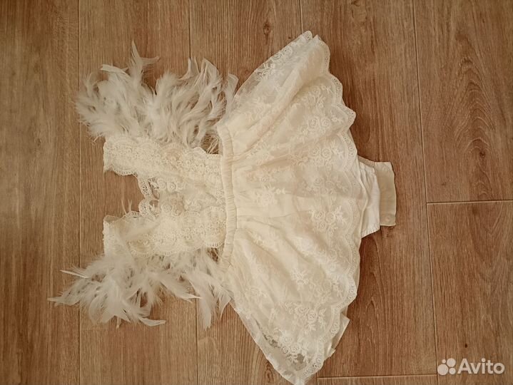 Праздничное боди-платье 74-80 белое с перьями