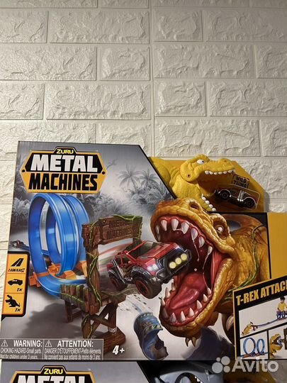 Трек новый zuru metal акула/динозавр