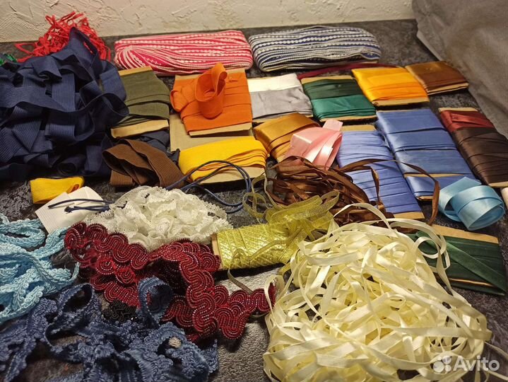 Пакет с разной тесьмой, лентами, бейкой