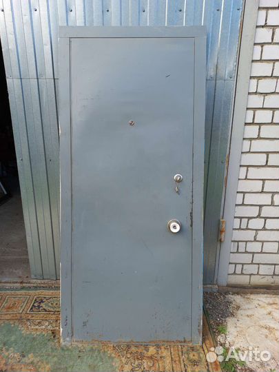 Дверь входная металлическая б/у