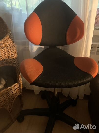 Стул офисный на колесах