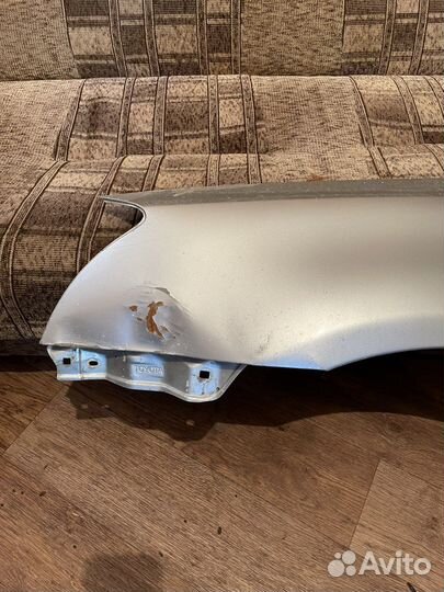 Крыло левое toyota avensis 2004
