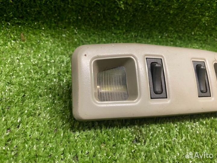 Плафон подсветки салона Mitsubishi Carisma 1999