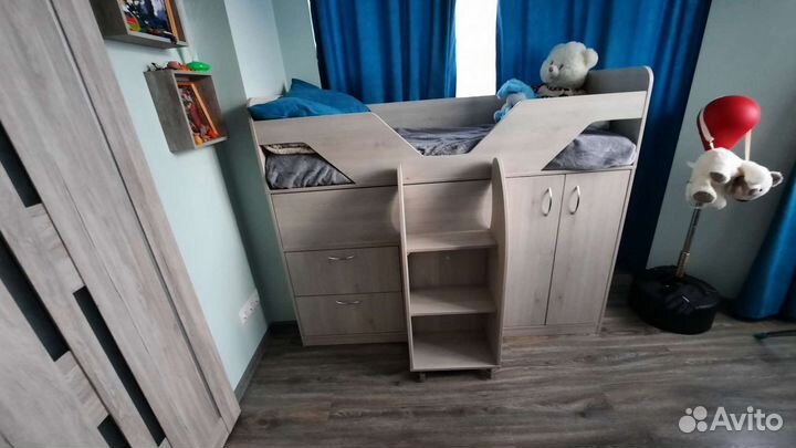 Детская кровать чердак со столом выдвижным