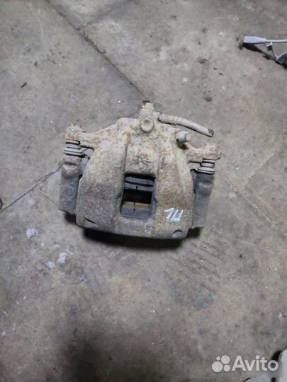 Суппорт тормозной передний левый Honda Cr-V 3