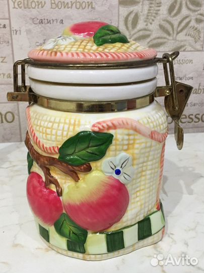 Заварочный чайник и сахарница