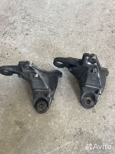 Кранштейн кпп 8D0399114 Audi A4 Passat B5