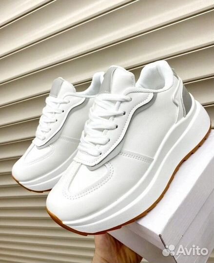 Кроссовки женские