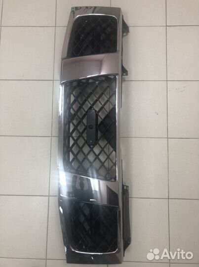 Решётка радиатора Nissan armada 623107S000