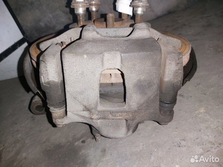 Суппорт тормозной передний левый Toyota Vista SV55