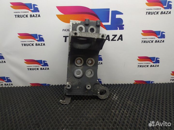 Кронштейн переднего бампера левый