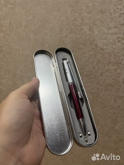 Ручка с фонариком новаяв кейсе