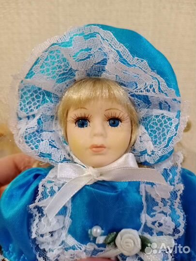 Кукла фарфоровая