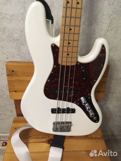 Бас гитара Squier Vintage Modified Jazz bass 70's