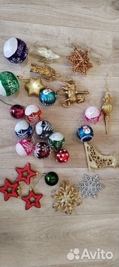 Мишура новогодняя и игрушки