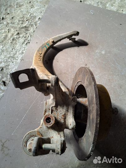 Поворотный кулак задний левый Honda Inspire