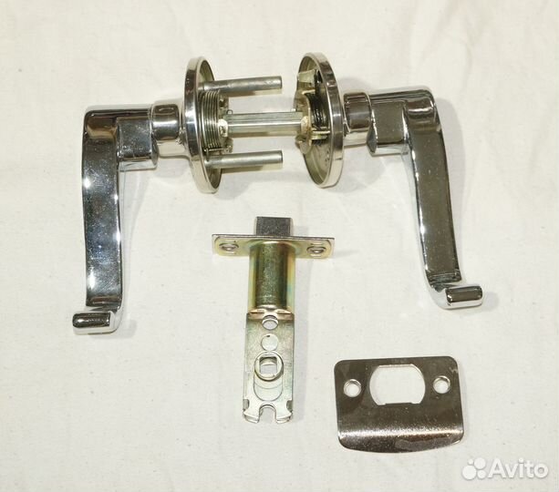 Замок врезной. Личинки. Ручка с защелкой