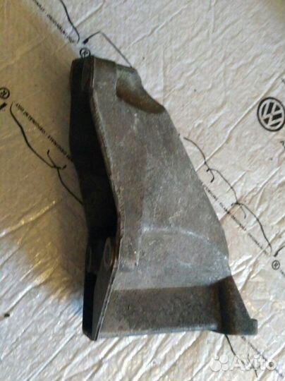 Кронштейн двигателя левый Volkswagen Passat B5
