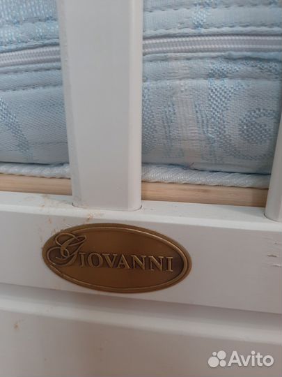 Детская кроватка с маятником