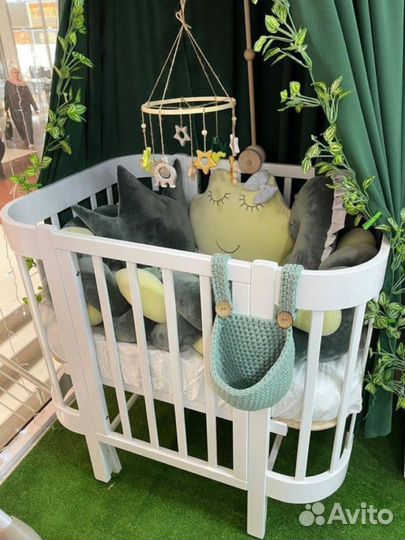 Детская кроватка с маятником и на колесах