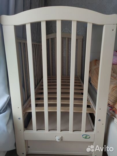 Детская кроватка с маятником