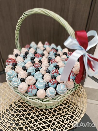 Корзина с клубникой и голубикой