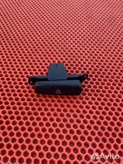 Кнопка аварийки Mitsubishi Carisma дорестайлинг