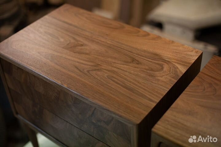 Тумба прикроватная из массива грецкого ореха
