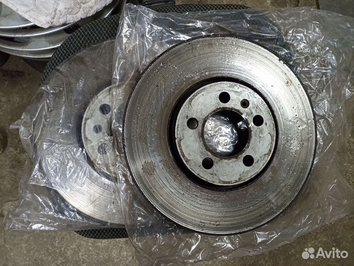 Тормозные передние диски на Skoda rapid