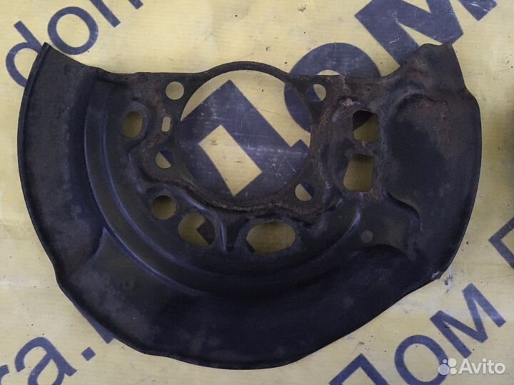 Щиток переднего тормозн. диска Toyota Corolla 180